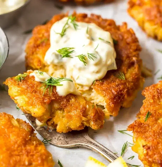 🦀 The Ultimate Crab Cake Recipe: A Coastal Delight for Your Kitchen Homemade crab cake recipe with golden crust, served with lemon wedges and dipping sauce